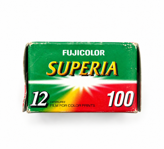 Fujicolor Superia 100 – 35 mm – 12 exposiciones – Película expirada